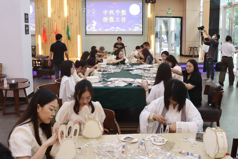 滨海湾港澳青年创新创业基地开展“笼聚湾区 情满月夕”中秋手制灯笼活动.jpg