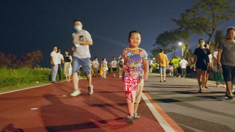 孩子提着灯笼更添了一些节日气氛.jpg