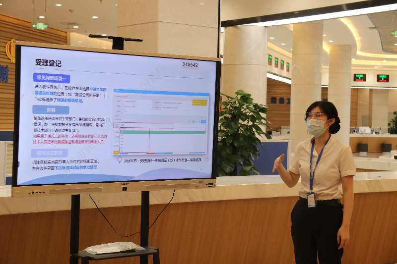 滨海湾政务服务中心工作人员陈颖茵担任培训讲师.jpg