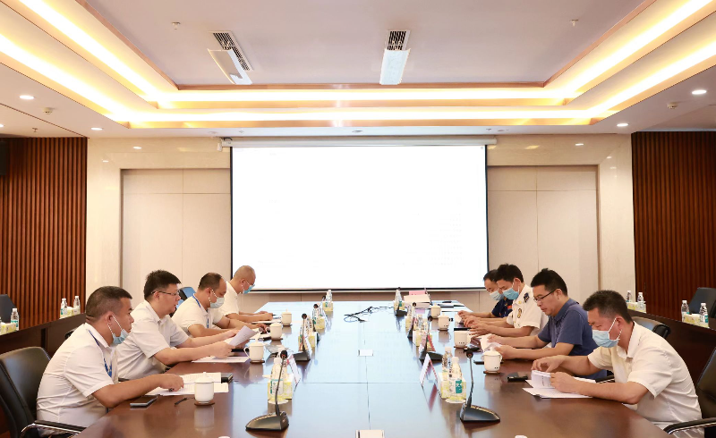 座谈会上，庞然和何文辉向市督导组介绍了滨海湾22个在建项目在涉水、涉高空作业、涉危大工程等方面的安全风险点及各部门日常开展安全防范工作的情况.jpg