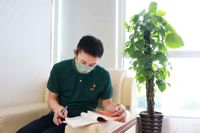 邵闯会充分利用零碎时间进行学习.JPG
