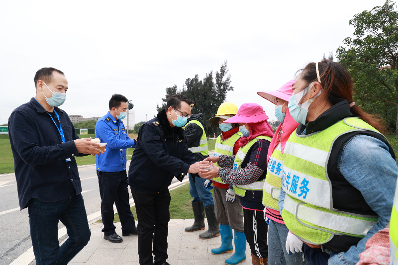 新区城管分局联合滨海湾控股公共管理公司分别前往启动区、滨海湾大桥、滨海驿站及文体公园开展“冬日送温暖”活动.JPG