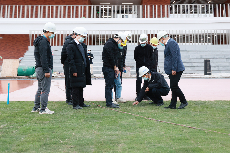 督导组仔细了解了人行道沥青、广场、临时停车场和公交站等区域的建设进度.JPG