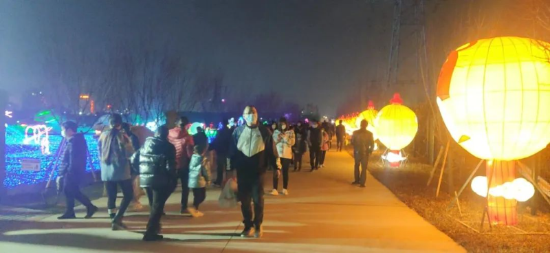 现场人潮涌动、热闹非凡，游客们都已迫不及待开启这场“盛会”.jpg