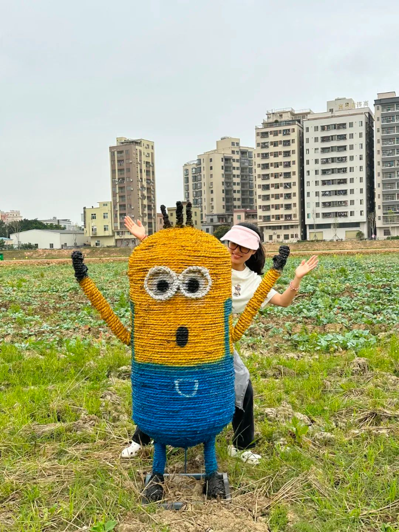 3米大型稻草人、劳作草雕、小黄人、山羊相框……在油菜花田中,还设有“农耕”和“童趣”两大主题分区草雕展.jpg