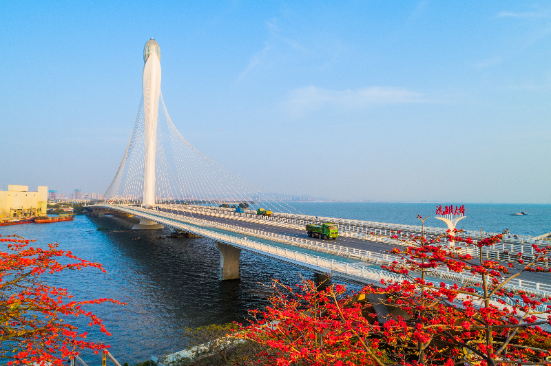 磨碟河畔，入海口处长桥卧波，滨海湾大桥飞架两岸.jpg