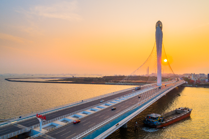 滨海湾大桥是联系中心城区、畅通交椅湾板块与沙角半岛板块“大动脉”的重要通道.jpg