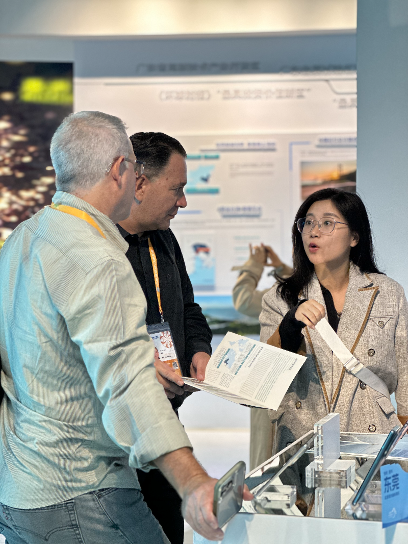 滨海湾新区招商小分队赴进博会之约，在会展期间进行推介对接，通过介绍区域产业政策、营商环境等方面的优势.jpg