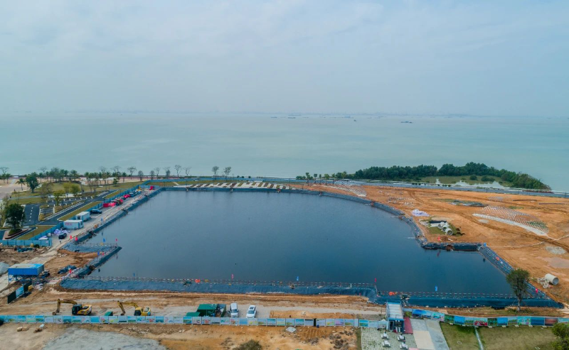 在大草坪旁，中心驿站项目正在通过真空预压对淤泥地质进行固化.jpg