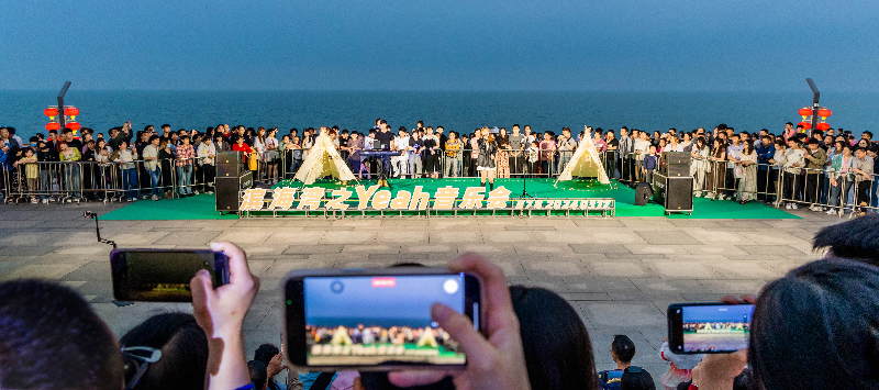 夜幕降临，滨海驿站早已高朋满座.jpg