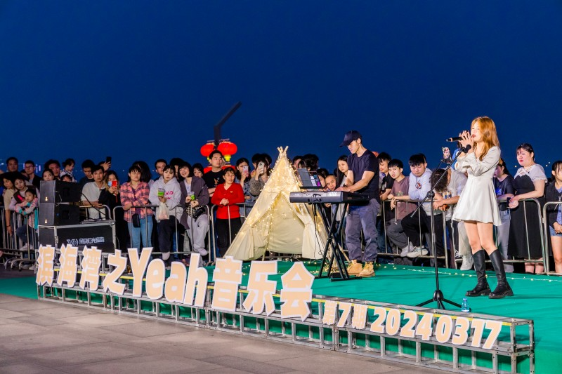 《晴天》《七里香》《春天里》等极具春天气息的曲目回荡在海边.jpg