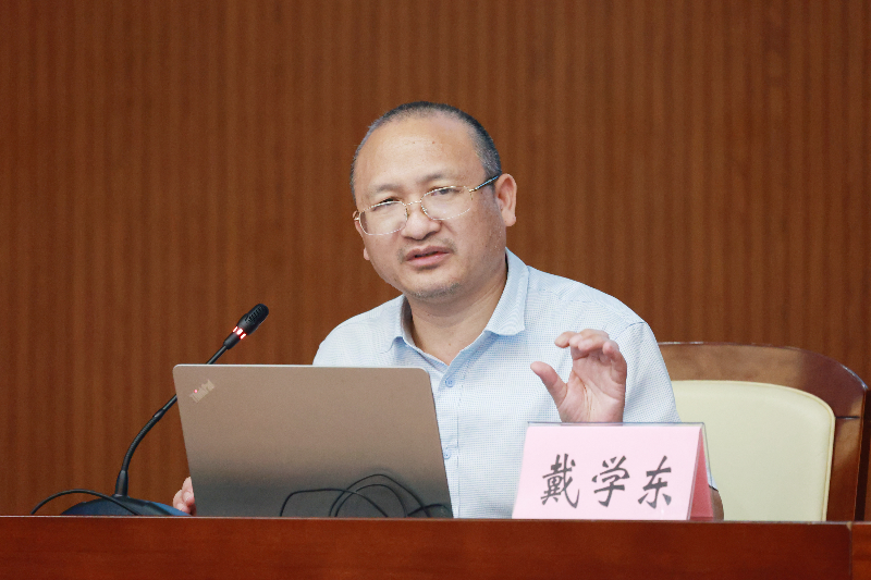 本次专题培训邀请南方舆情数据研究院院长戴学东进行授课.JPG