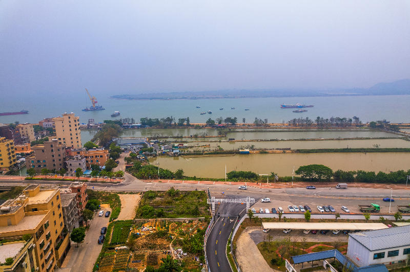 项目工程位于滨海湾新区太平水道入海口、广深沿江高速太平特大桥以南，基本呈东西走向，起于太平水道西岸（，连续上跨外环岛路、太平水道、长堤路，止于东岸西正一路交叉口.jpg