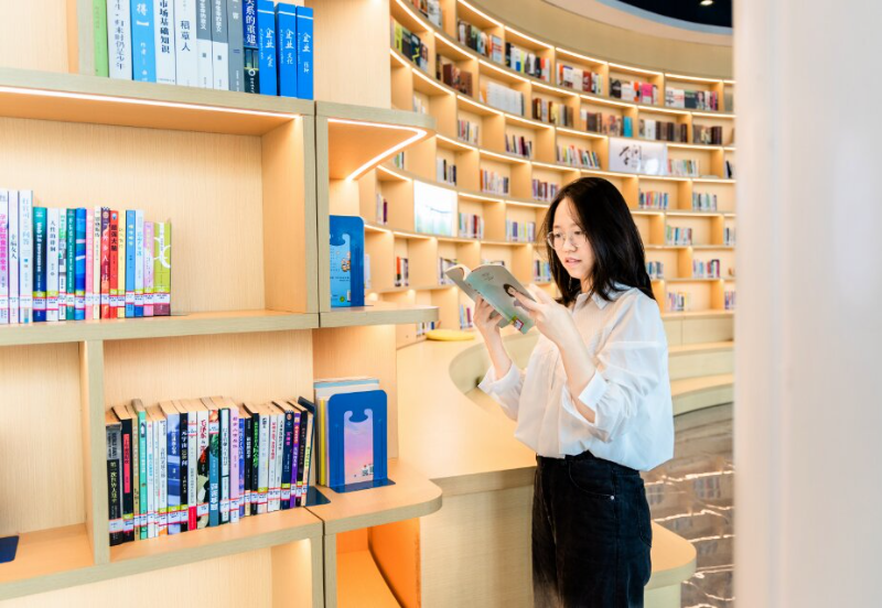 走进馆内，阅读、品茗、打卡文创空间，来一场“精神充电”.jpg