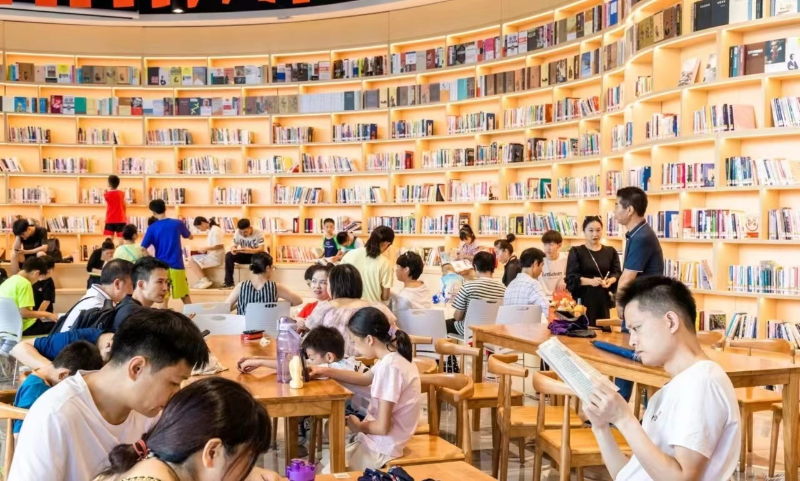 海湾打造的新型文化空间——书卷驿站一经开放，便受到市民游客们的热烈追捧.jpg
