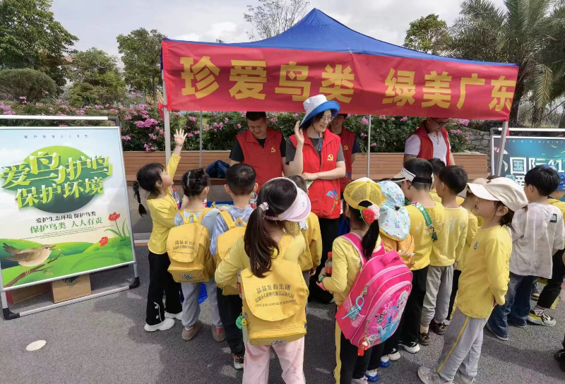 现场还来了一群好学向上的小小“护鸟使者”。志愿者们以图文并茂的形式向学生们科普“爱鸟周”和常见的野生鸟类品种.jpg
