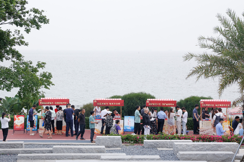活动现场，保密、海防、网络安全、知识产权、反诈、反走私、食品安全、地质灾害防治等十多个“摊位”在海边一字排开.JPG