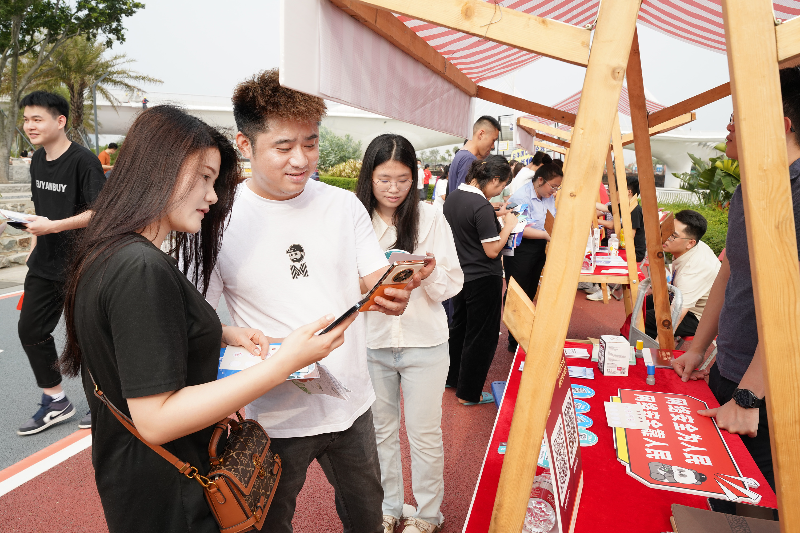志愿者们通过派发网络安全、保护国家秘密等宣传小册和讲解等形式，向市民普及国家安全知识与相关法律法规.JPG