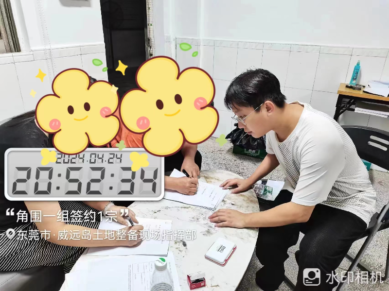工作人员陆续前往权益人家中，耐心向村民讲清楚补偿协议的各项条款.jpg