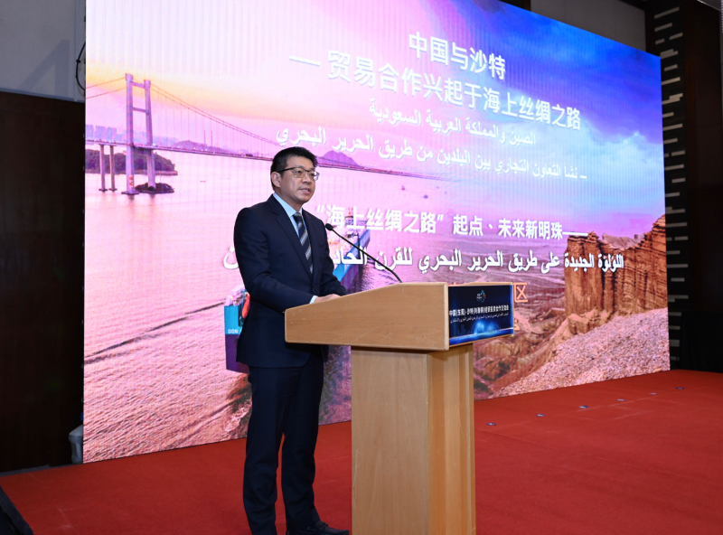 东莞滨海湾新区党工委副书记、管委会主任孙海波作主题推介，向广大企业家推介滨海湾的投资环境和优势亮点.jpg