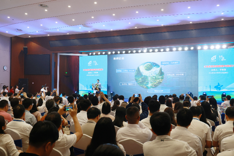 中国教育科学研究院数字教育研究所负责人曹培杰以《面向数字化转型的未来学校创新路径》为主题.JPG