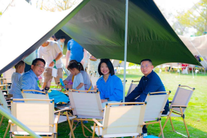 企业人才和家人尽情游玩放松、嬉笑打闹，徜徉在春光和微风中.jpg