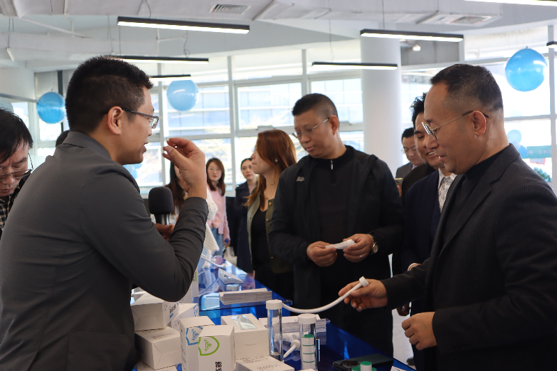 开业仪式当天蔡智华向嘉宾展示“呼吸哑铃”产品.jpg