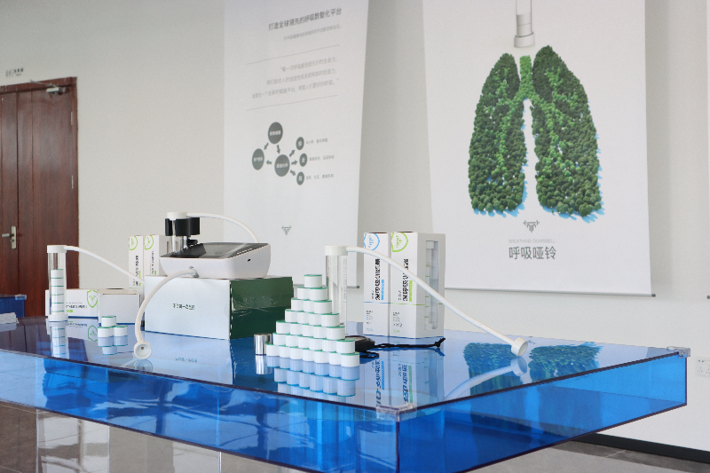 “呼吸哑铃”与新款便携式肺功能检测仪样机.jpg