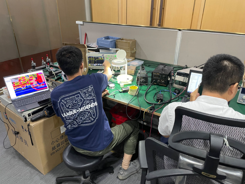 团队进行产品开发测试.jpg