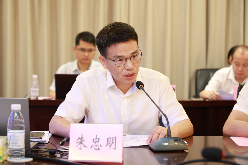 滨海湾未来学校校长朱忠明分享了滨海湾未来学校的办学思考及规划展望.JPG