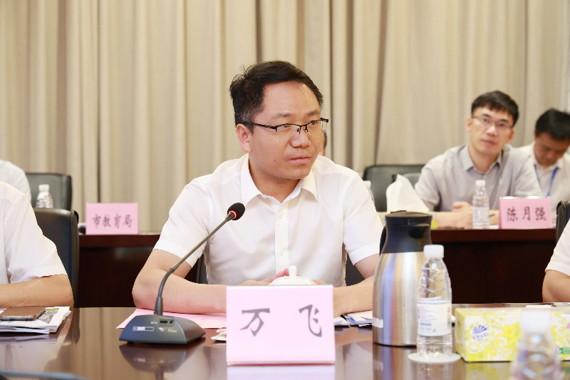 松山湖未来学校校长万飞从打破学习边界、课程重构、评价系统创新以及与高校合作等方面，介绍了学校开办一年多以来的建设情况.JPG