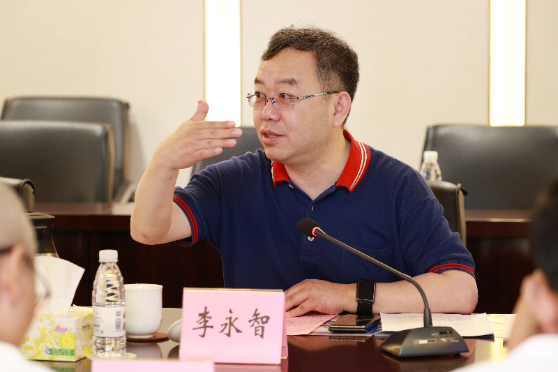李永智从“滨海湾未来学校的建设目标是什么？”“未来社会需要培养什么样的人？”“未来教育改革要学什么？”三个问题出发.JPG