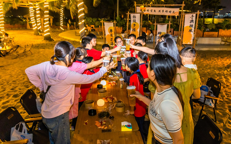 2024年5月17日，日落Bar夜色灯光顾客HSA_2149.jpg