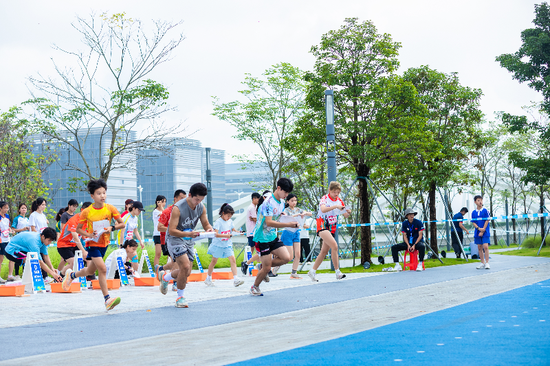 参赛人员在文体公园的起点出发.jpg