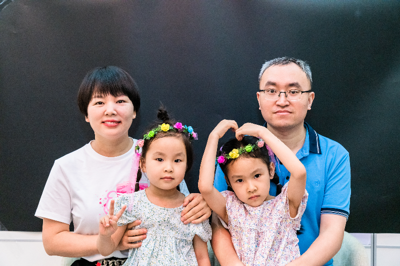 参加活动的群众一家四口合影留念.jpg