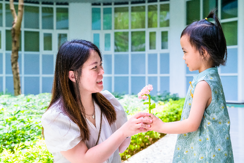 孩子们捧着做好的乐高花朵送给母亲.jpg
