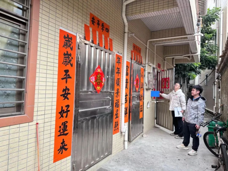 测绘人员严谨、细致、精确地开展现场测绘，为后续补偿测算提供重要的基础依据，也让权益人对补偿情况心中有数.jpg