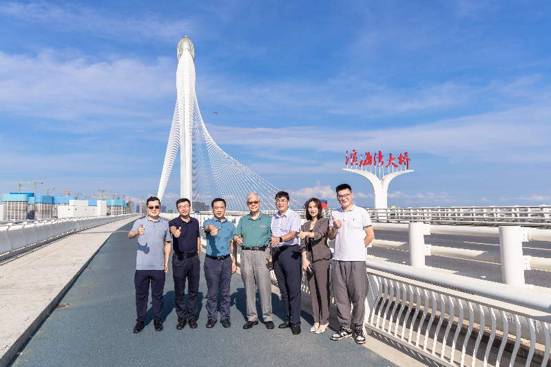 邓文中一行参观滨海湾大桥.jpg