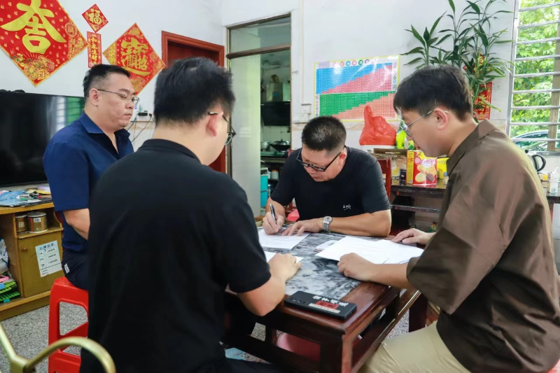 威远岛武山沙社区角围村权益人辉叔便主动邀请土地整备虎门片区现场指挥部工作人员上门签约.jpg