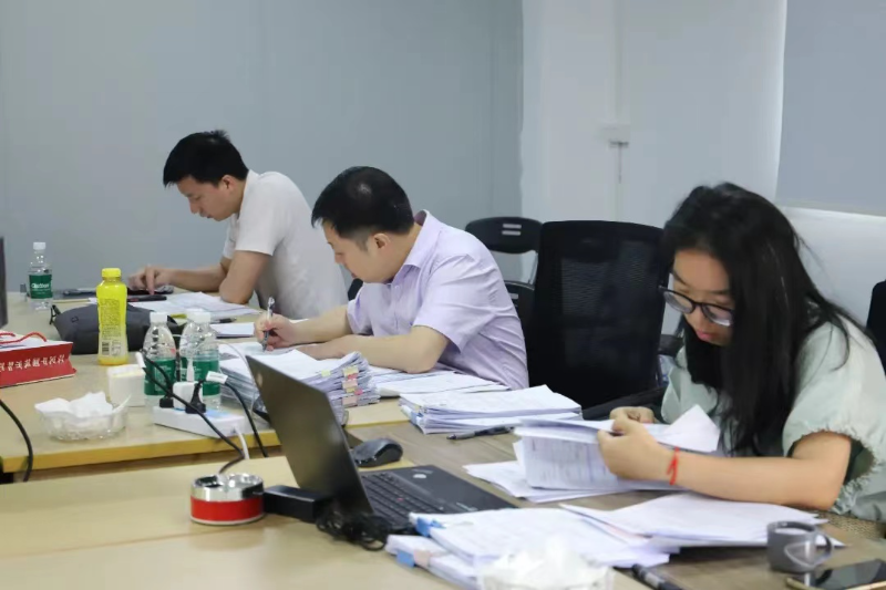 在二期私宅整备推进过程中，现场指挥部始终坚持“一把尺子量到底”，工作人员深入村组、靠前服务.jpg