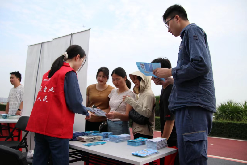 滨海湾新区发展改革局与东莞长安供电局联合在东莞黄金海岸开展节能宣传周活动.jpg
