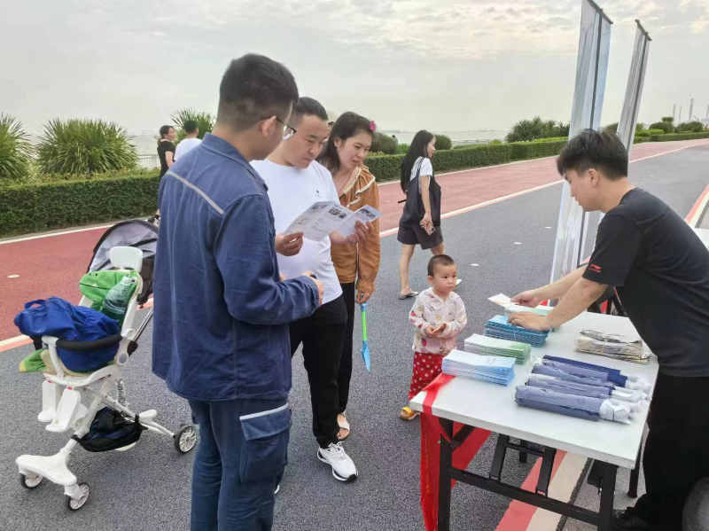 志愿者们通过一个个数据，向市民游客宣讲传授日常节电技巧.jpg