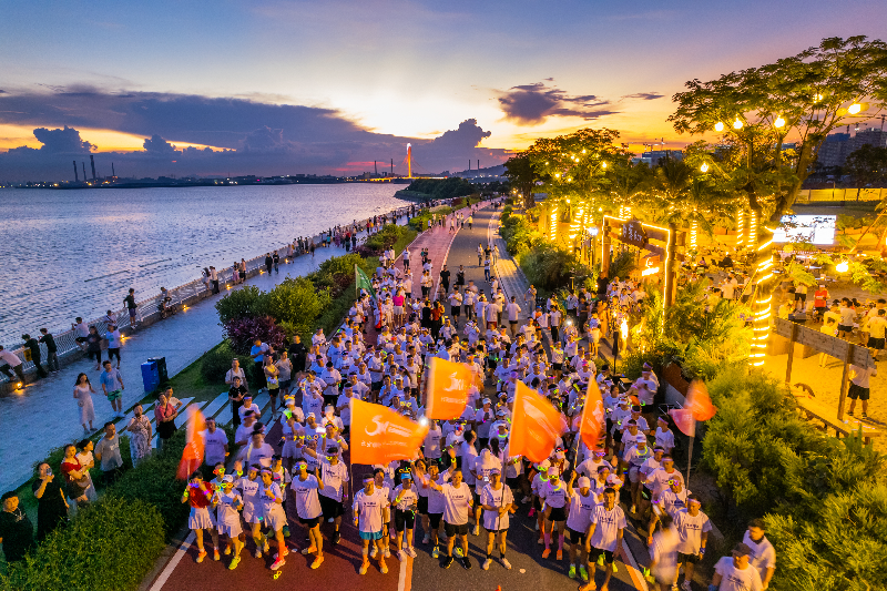 2024年7月4日晚，黄金海岸龙苗日落Bar段，行走湾区-2024粤港澳青年滨海荧光夜跑暨滨海湾跑团成立仪式前准备DJI_0339.jpg