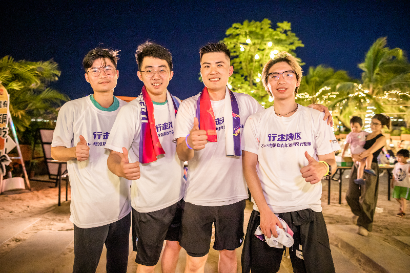 2024年7月4日晚，黄金海岸龙苗日落Bar段，行走湾区-2024粤港澳青年滨海荧光夜跑，青年合影IMG_0338.jpg
