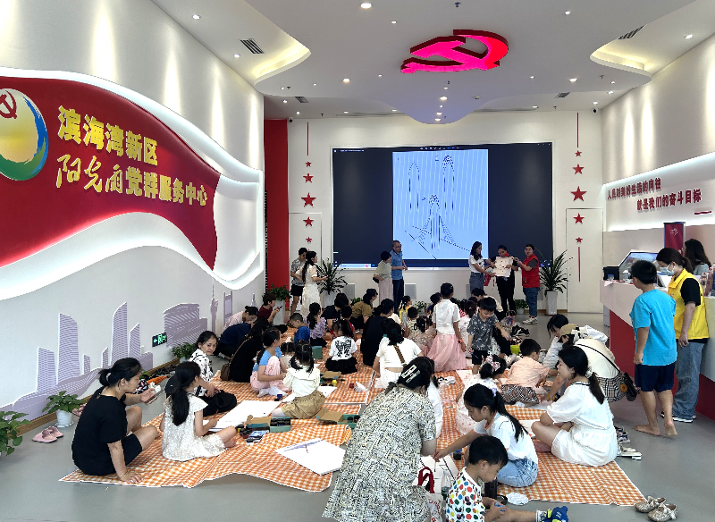 30组亲子家庭用画笔描绘了他们眼中的滨海湾，营造了积极向上、欢乐活泼的节日氛围.jpg