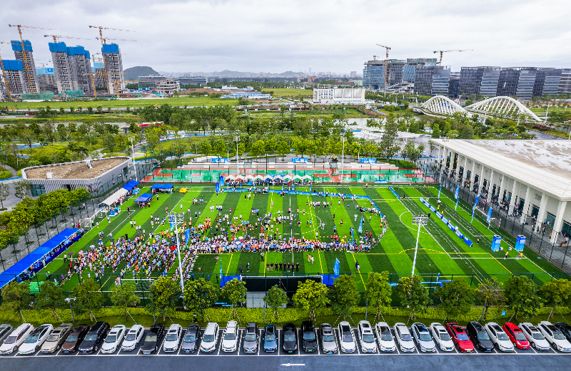 来自粤港澳三地定向爱好者共110支代表队、近千名选手在滨海湾文体公园、“滨海湾·花海里”花卉公园展开精彩角逐,彰显竞技运动风采.jpg