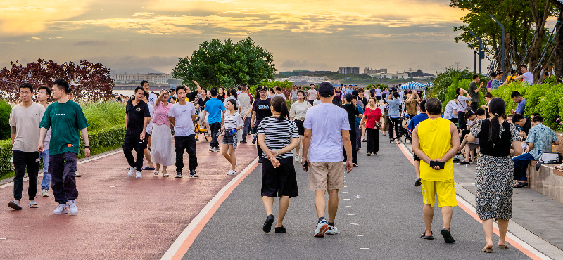 在奔跑跳跃中、舒展心情.jpg