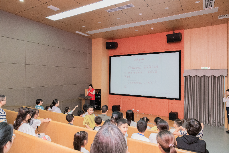 活动伊始，工作人员向大家介绍端午节的由来.jpg