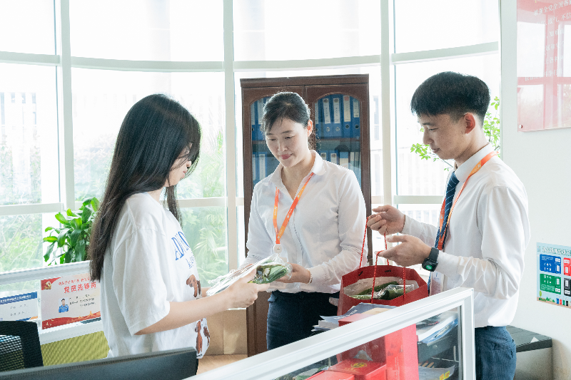 滨海湾万科物业公司也为参与活动的家庭以及新区值班值守的工作人员送上了端午专属手袋和艾叶香囊，让大家感受到浓浓的端午“艾意”.jpg
