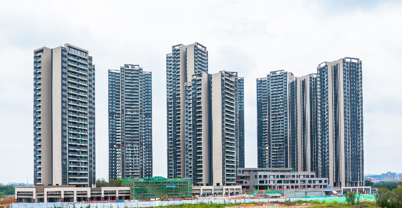 威远城市花园十栋住宅高高屹立，米黄色的外墙真石漆与深蓝色玻璃窗相映衬，大气美观的外立面很有质感.jpg